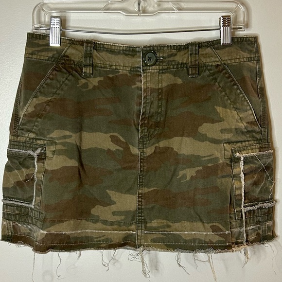 Old Navy Dresses & Skirts - Y2K Old Navy Distressed Camo Mini Skirt Cargo Pockets Frayed Hem Women’s Size 6